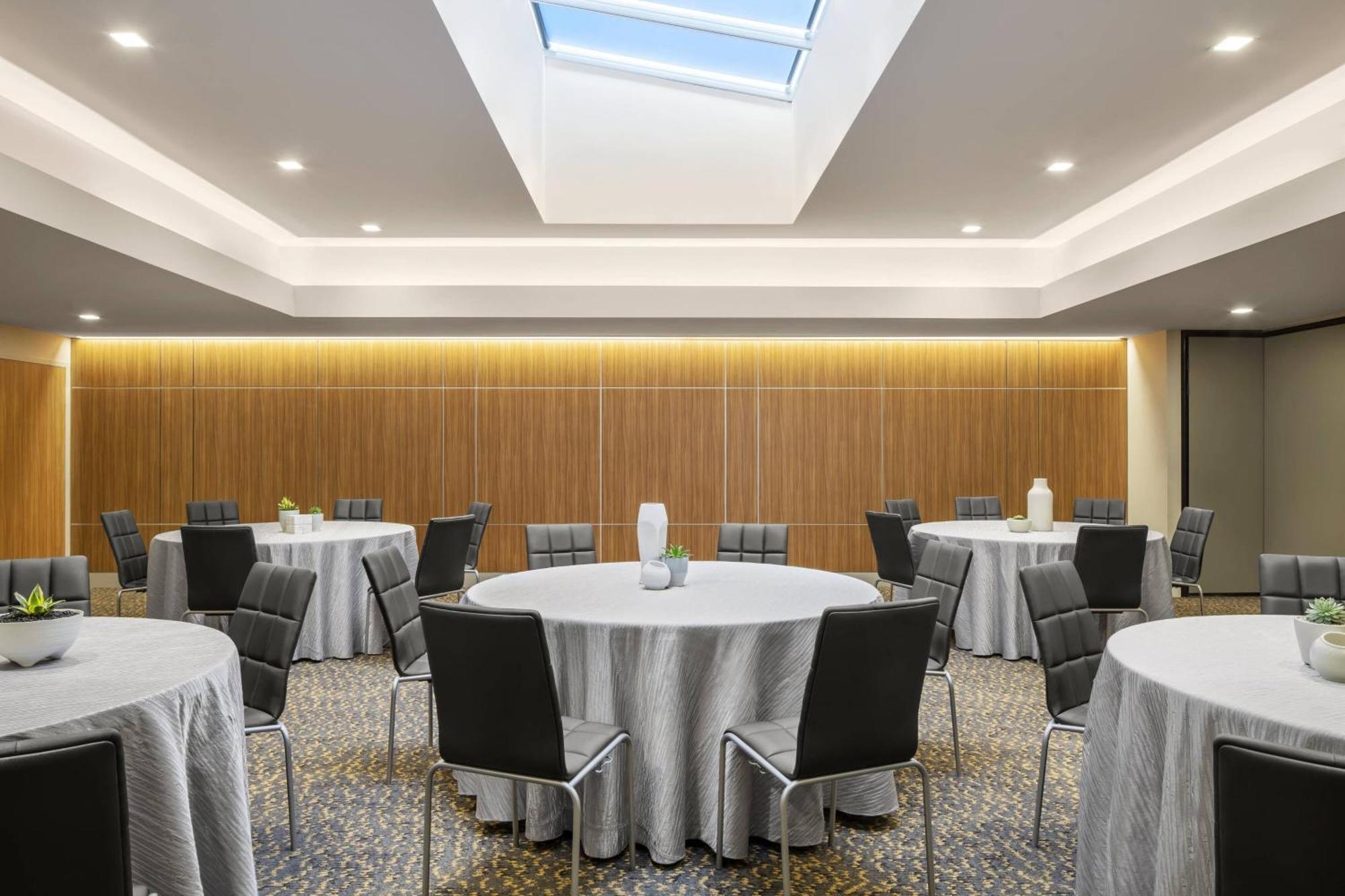 Ac Hotel By Marriott Louisville Downtown Bagian luar foto